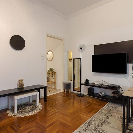 Classic And Modern Apartment In Атина Екстериор снимка