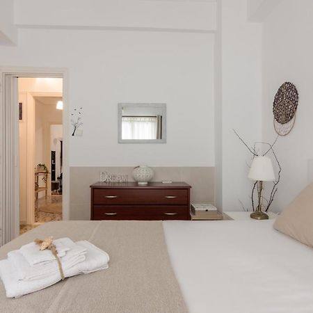 Classic And Modern Apartment In Атина Екстериор снимка