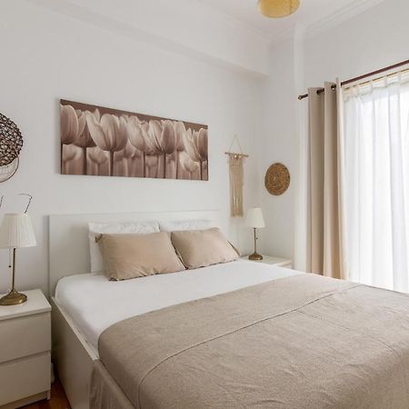 Classic And Modern Apartment In Атина Екстериор снимка