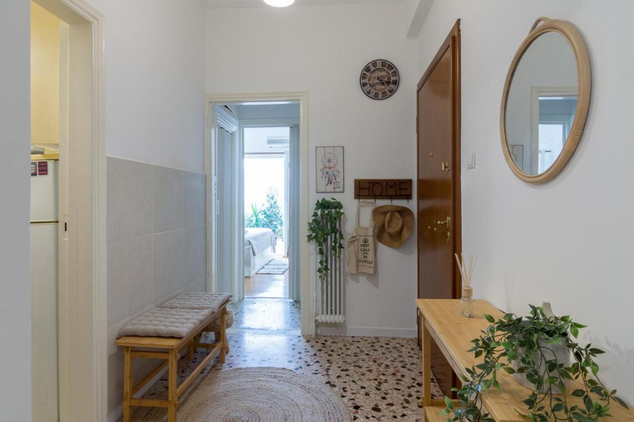 Classic And Modern Apartment In Атина Екстериор снимка