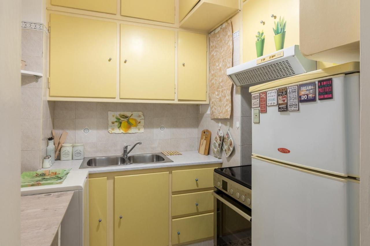 Classic And Modern Apartment In Атина Екстериор снимка