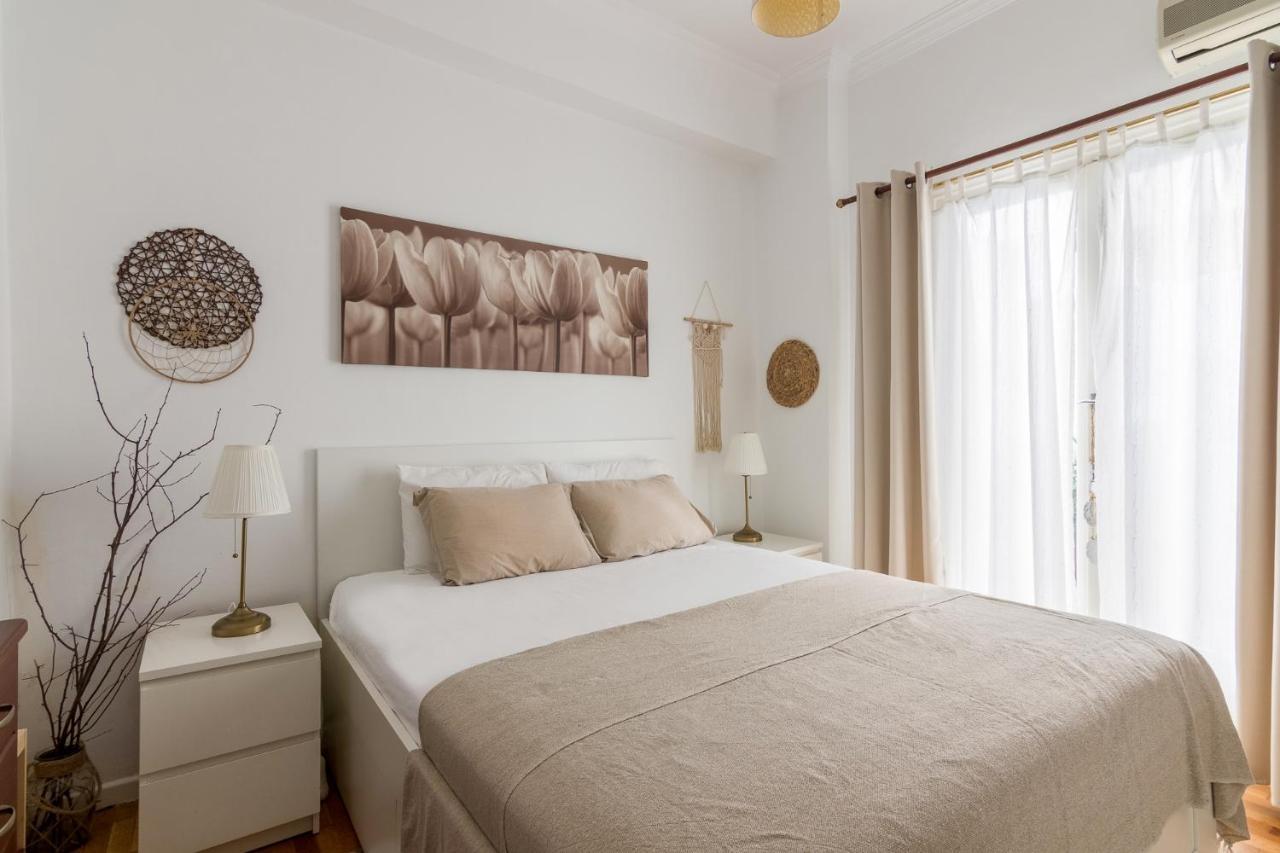Classic And Modern Apartment In Атина Екстериор снимка