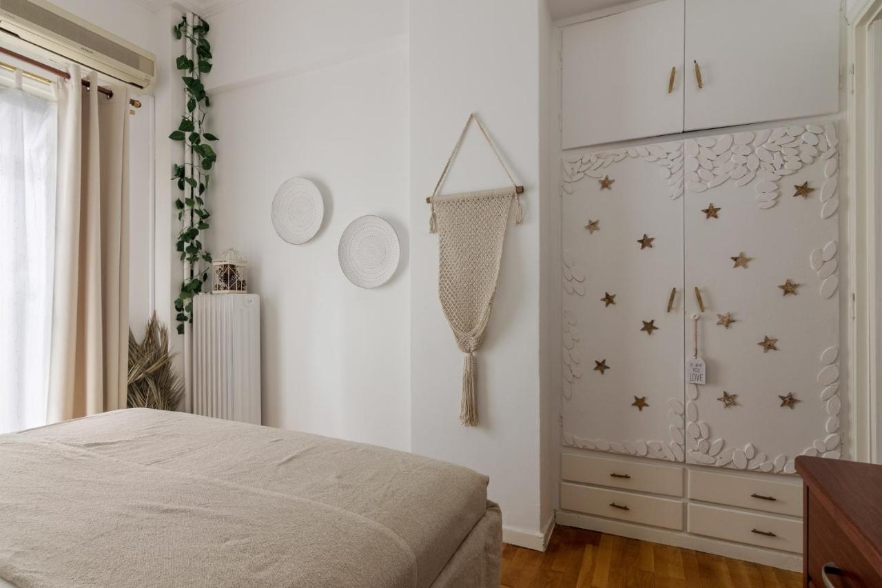 Classic And Modern Apartment In Атина Екстериор снимка