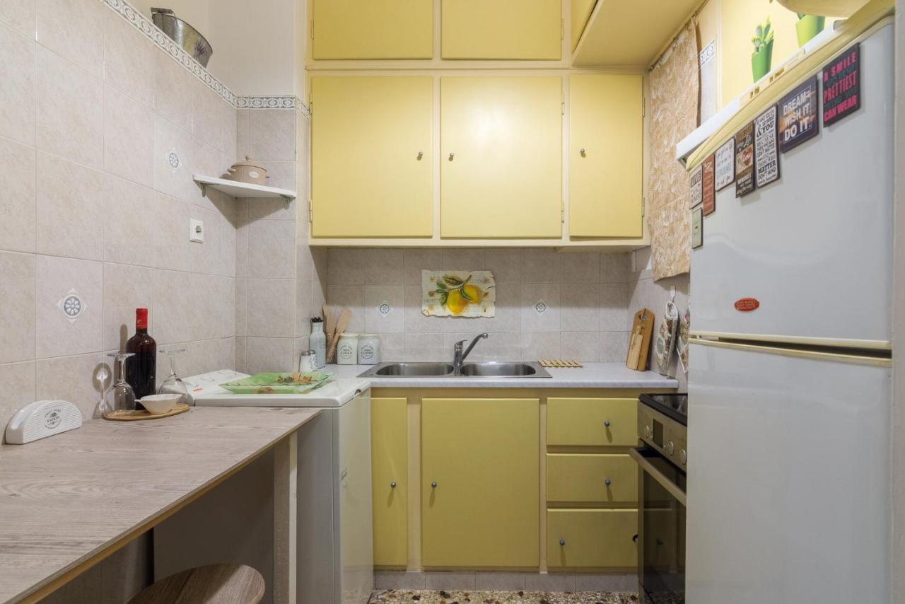 Classic And Modern Apartment In Атина Екстериор снимка