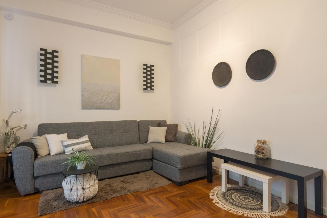Classic And Modern Apartment In Атина Екстериор снимка