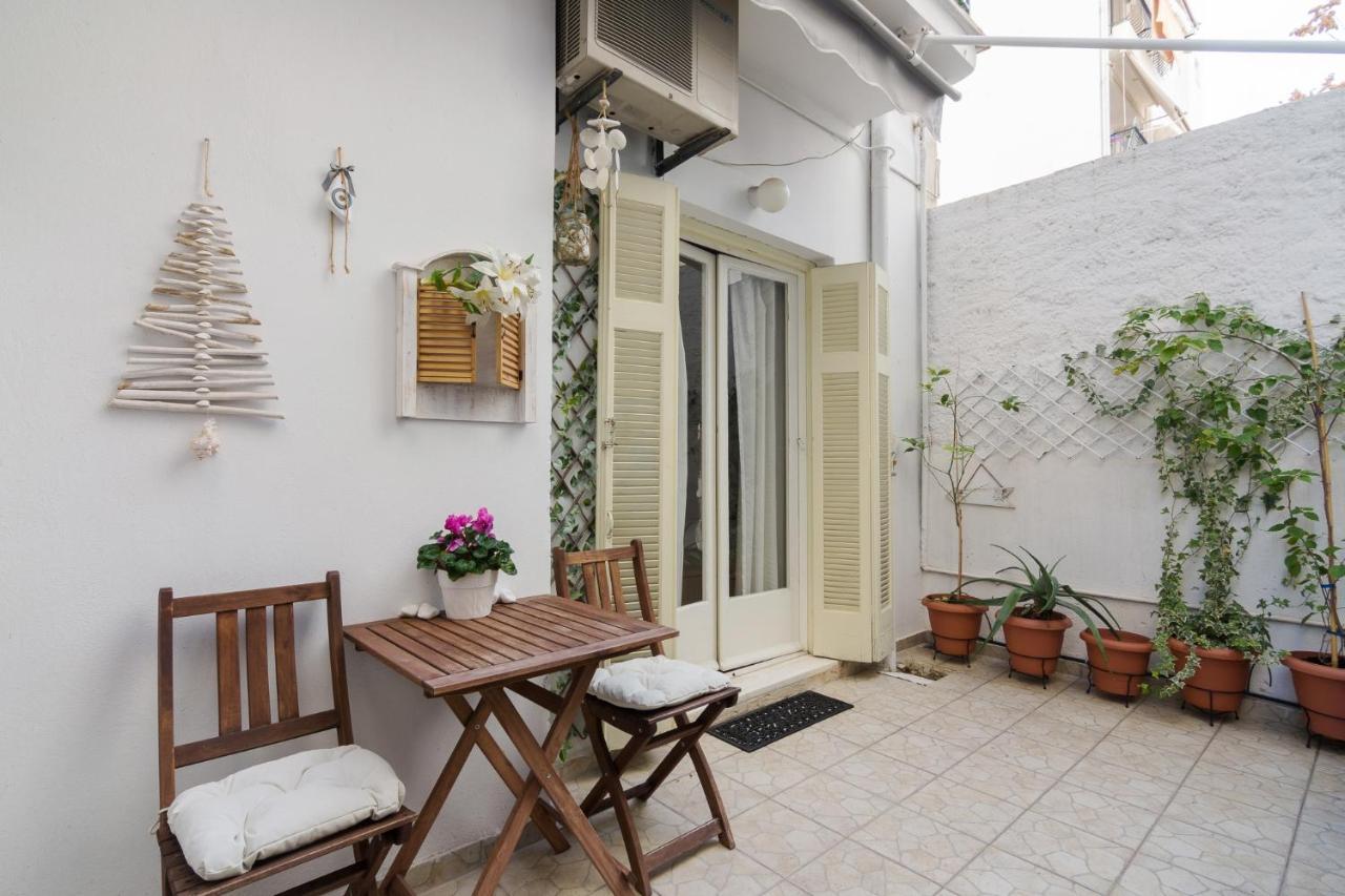 Classic And Modern Apartment In Атина Екстериор снимка