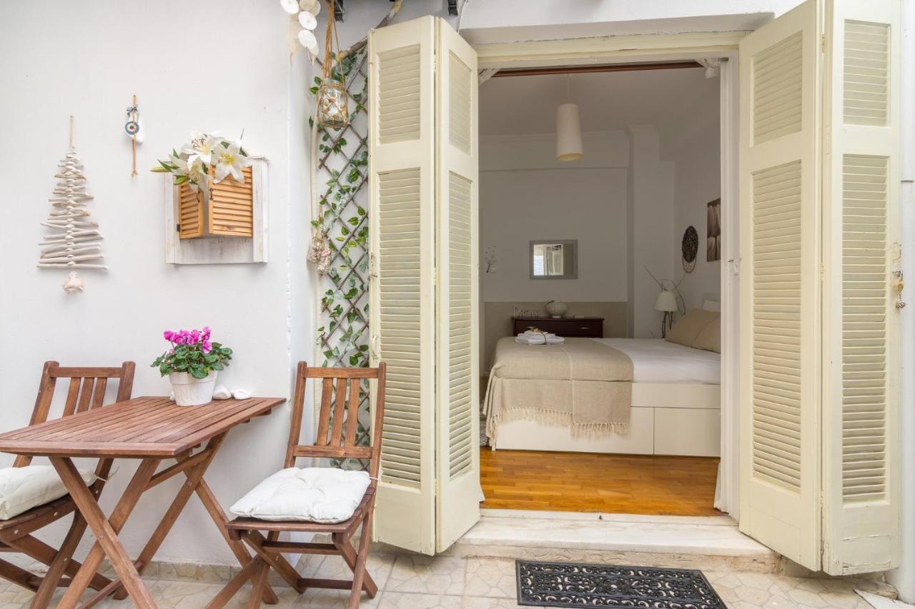 Classic And Modern Apartment In Атина Екстериор снимка