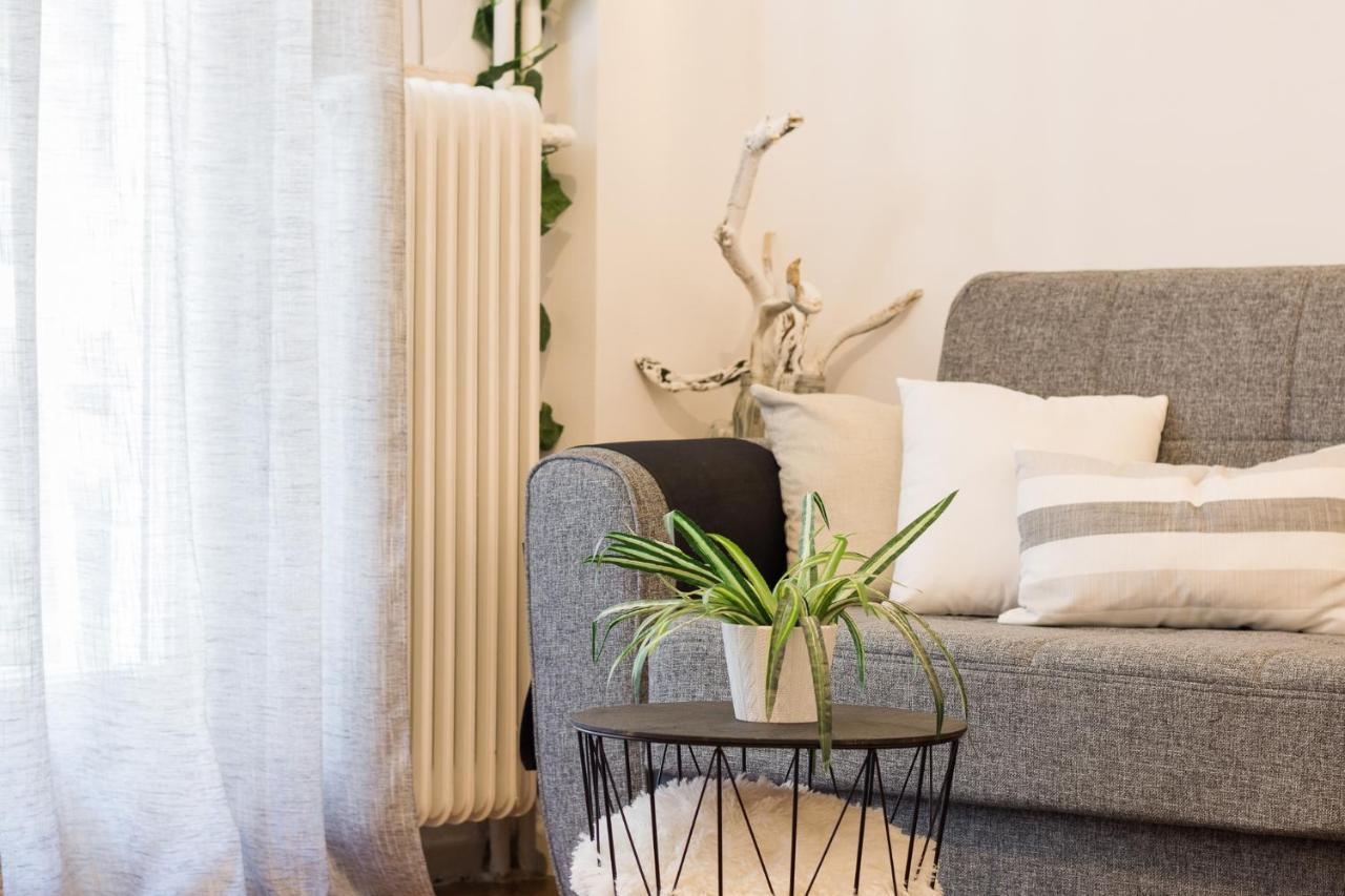 Classic And Modern Apartment In Атина Екстериор снимка