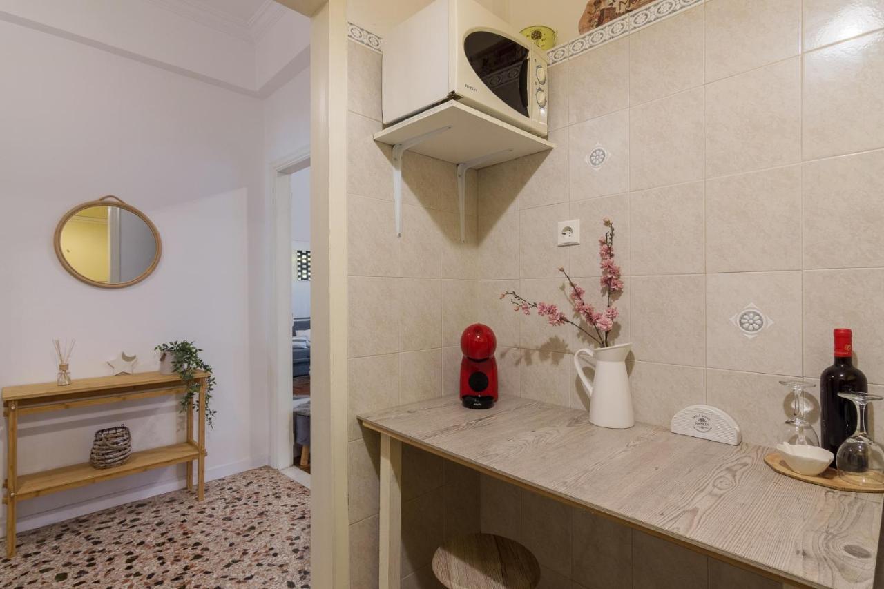 Classic And Modern Apartment In Атина Екстериор снимка