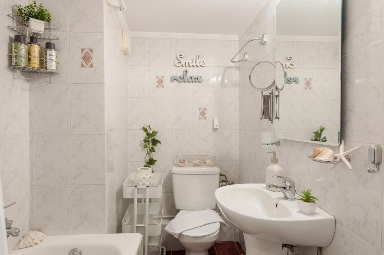 Classic And Modern Apartment In Атина Екстериор снимка